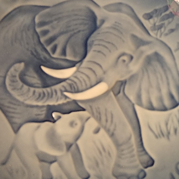 Bing & Grondahl Momma Elephant with baby 🐘 - Picture 2 of 5